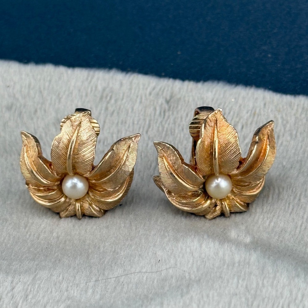 Vintage Boucher Clip On Earrings Flower Faux Pearl‎ Gold Tone